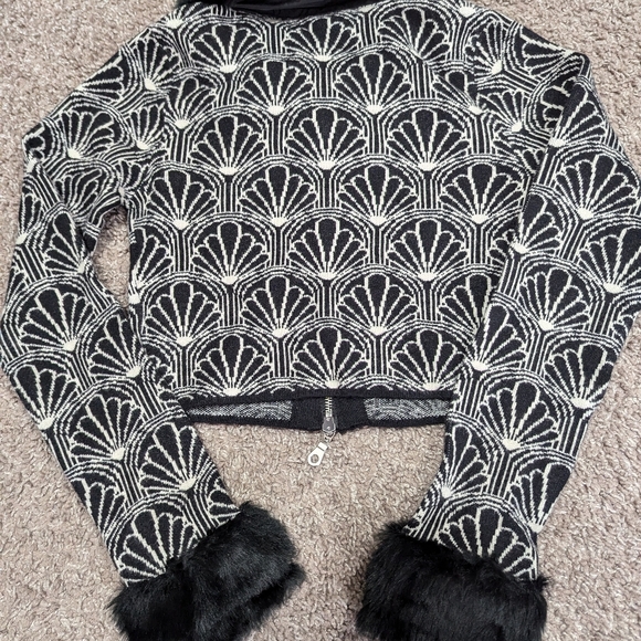 NWT Urban Outfitters Hallie Faux Fur Trim Jacquard Cropped cardigan Small - Picture 3 of 7